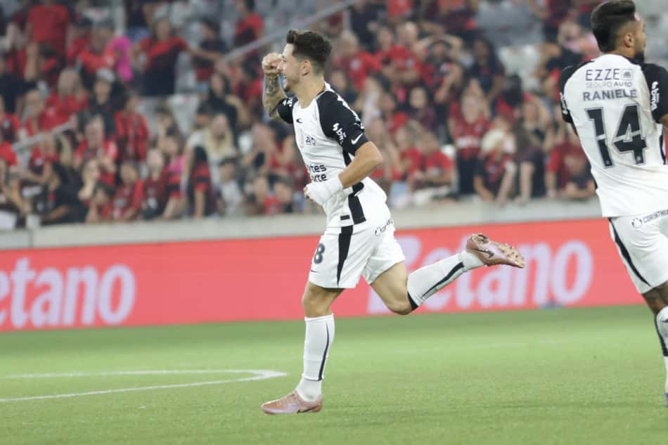 Garro comemora gol em cima do Athletico-PR na Arena da Baixada