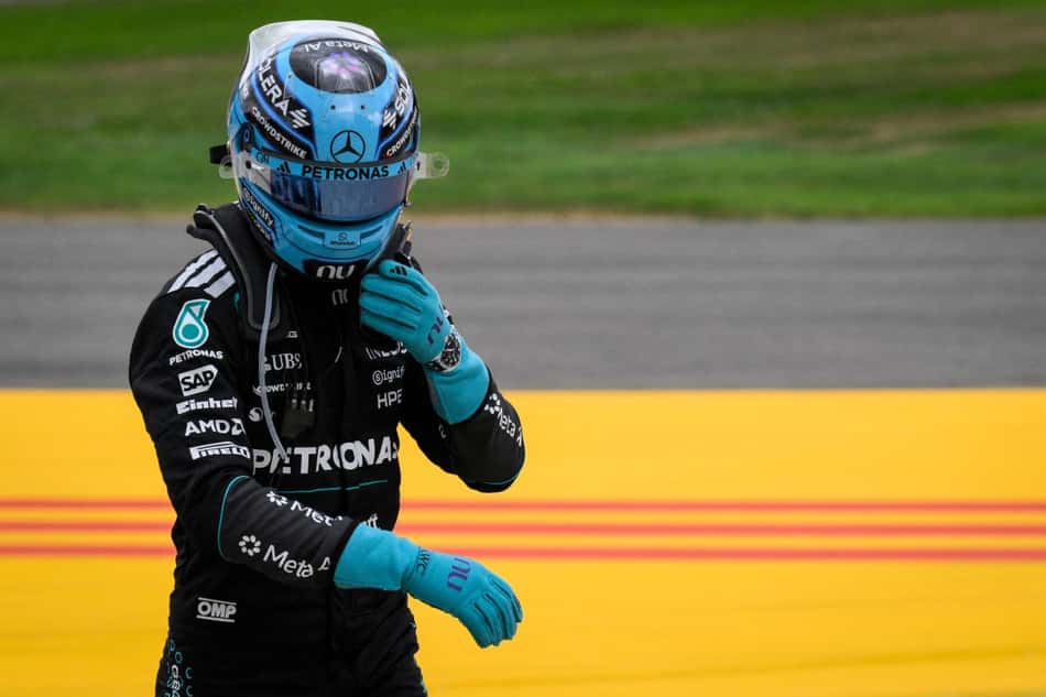 George Russell logo após deixar o cockpit na Bélgica 
