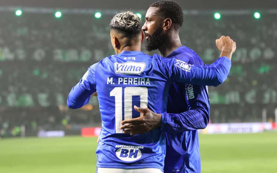 Gerson e Matheus Pereira comemoram gol