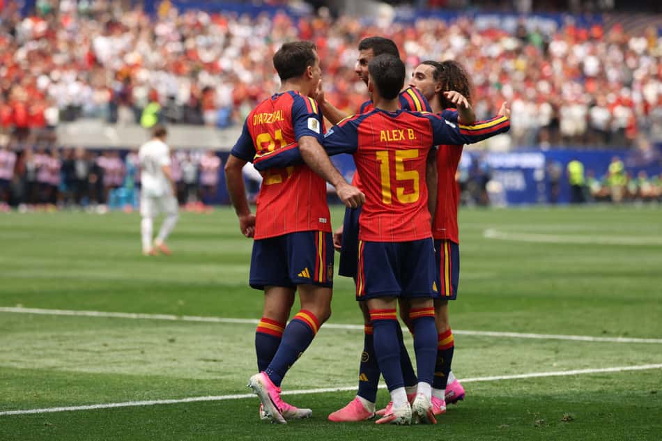 Baena, Oyarzabal, Rodri e Cucurella comemorando gol da Espanha