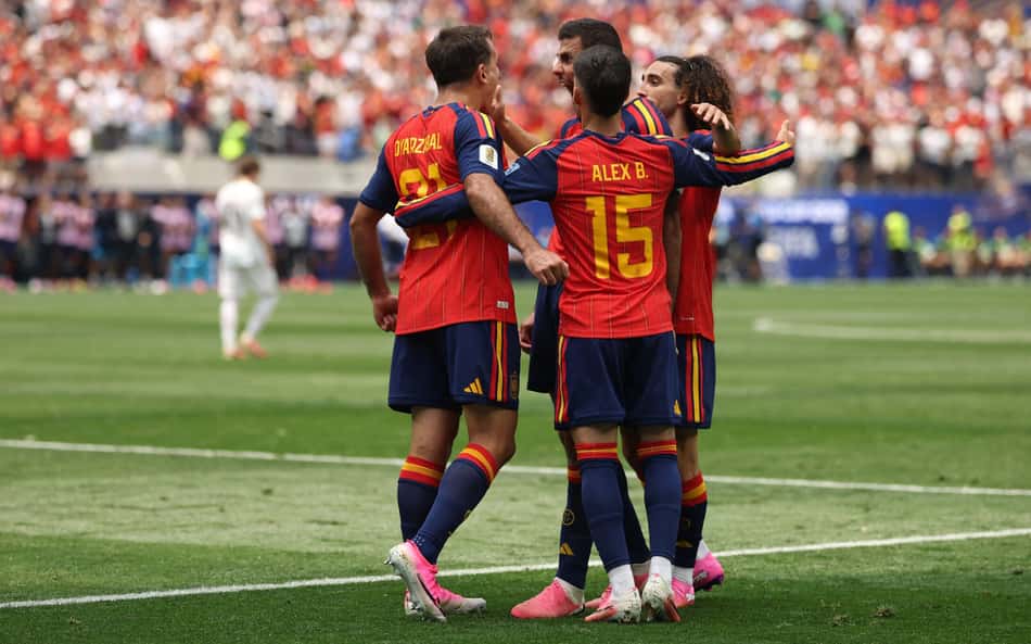 Baena, Oyarzabal, Rodri e Cucurella comemorando gol da Espanha