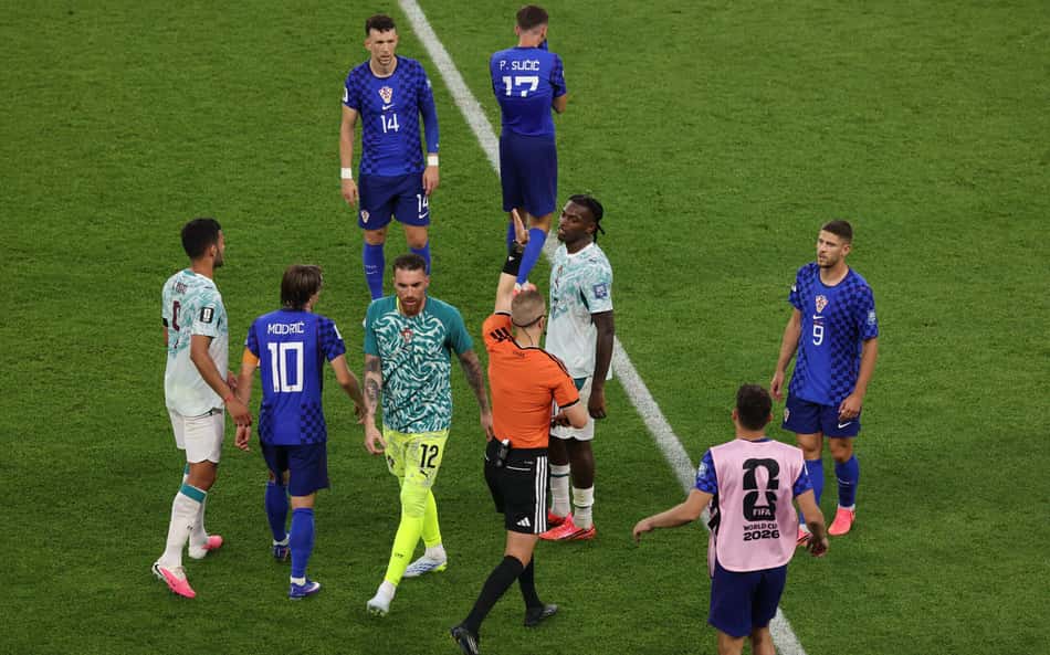 Jogadores de Portugal e Croácia em campo após gol anulado na Copa do Mundo
