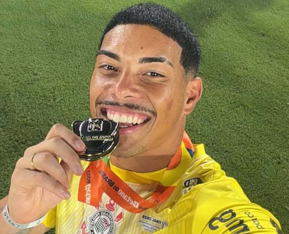 Goleiro Kauê com a camisa do Corinthians