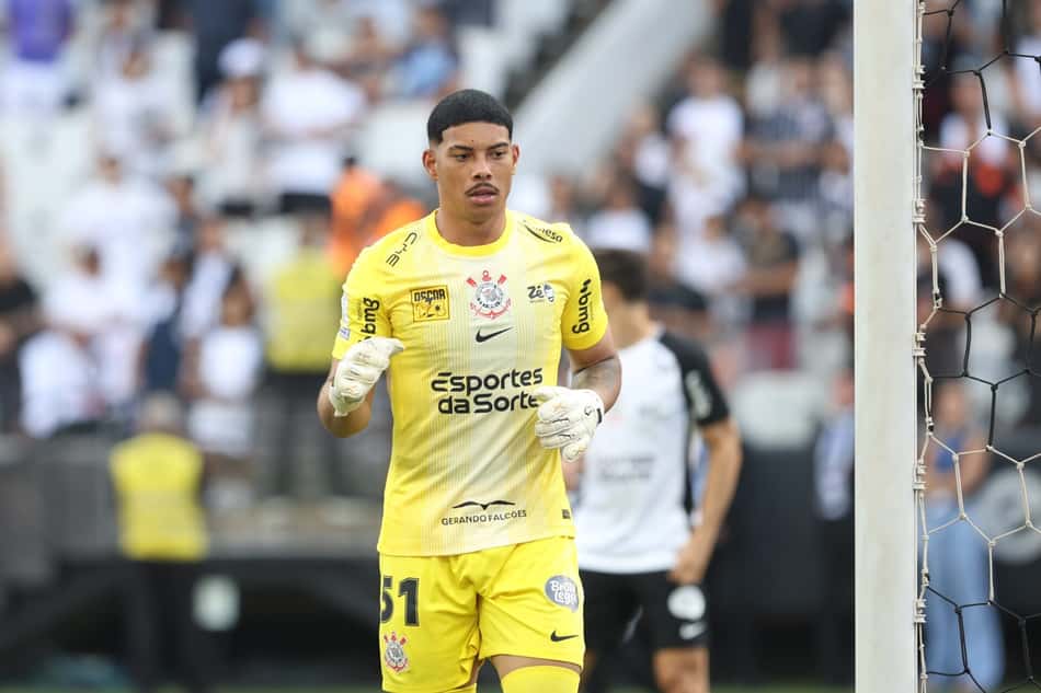 Goleiro Kauê com a camisa do Corinthians