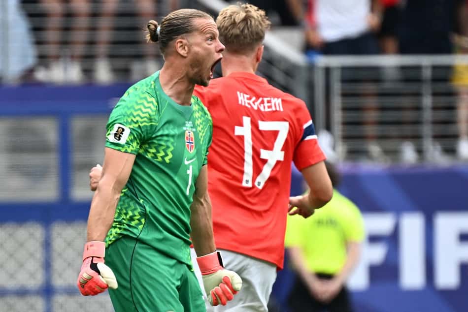 Goleiro Nyland comemora a defesa do pênalti cobrado por Bruno Guimarães 