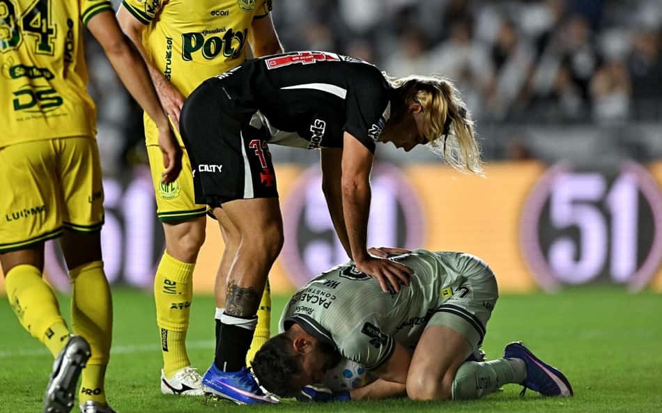 Goleiro Walter e Spinelli na partida entre Vasco e Mirassol pelo Brasileirão 2026