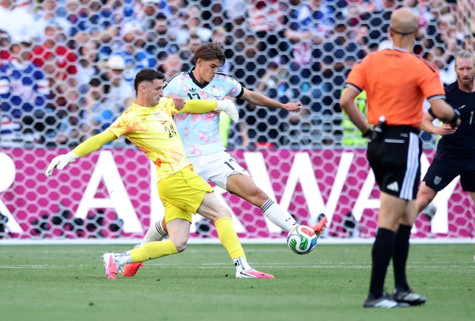 Goleiro americano Matt Freese se atrapalha e perde a bola para o belga De Ketelaere