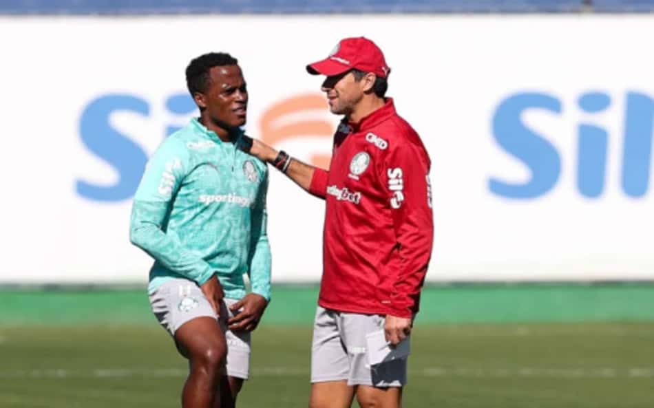 Gómez, Arias e Abel Ferreira durante treinamento do Palmeiras
