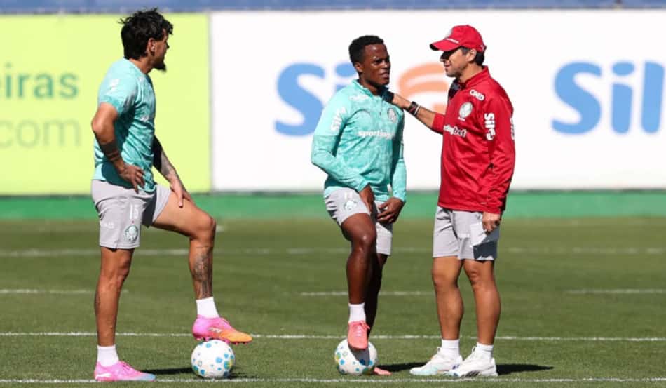 Gómez, Arias e Abel Ferreira durante treinamento do Palmeiras