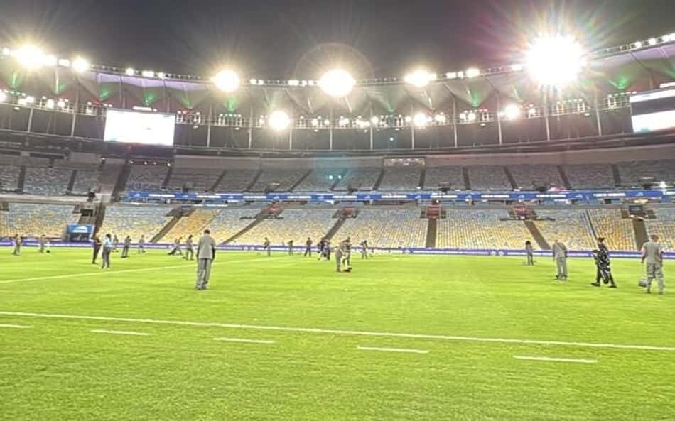 Funcionários limpam gramado do Maracanã antes de Fluminense x Bahia
