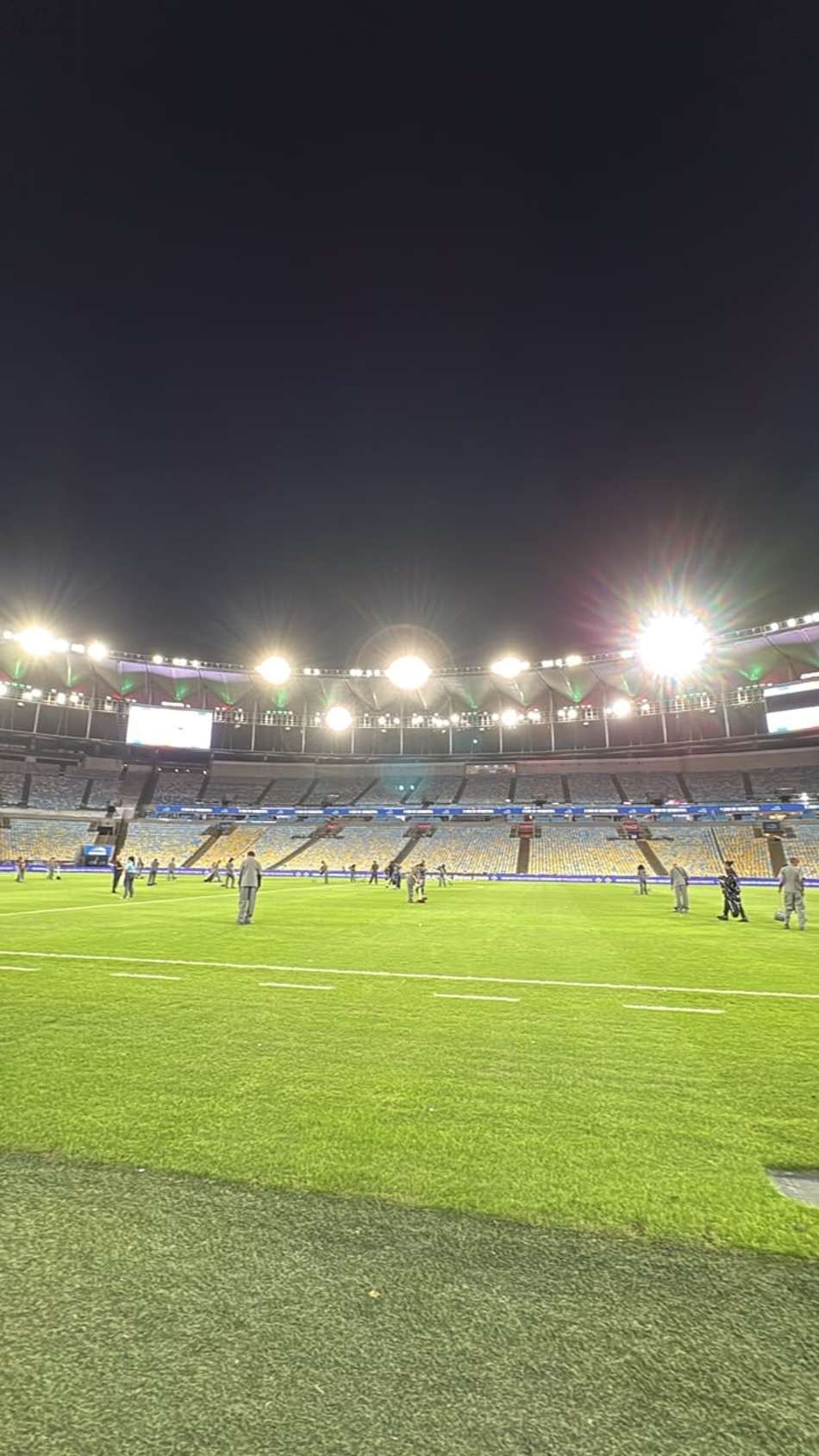 Funcionários limpam gramado do Maracanã antes de Fluminense x Bahia