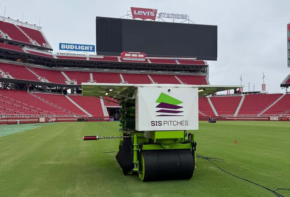 Maquinário tratra gramado do Levi's Stadium, sede da Copa do Mundo na Califórnia