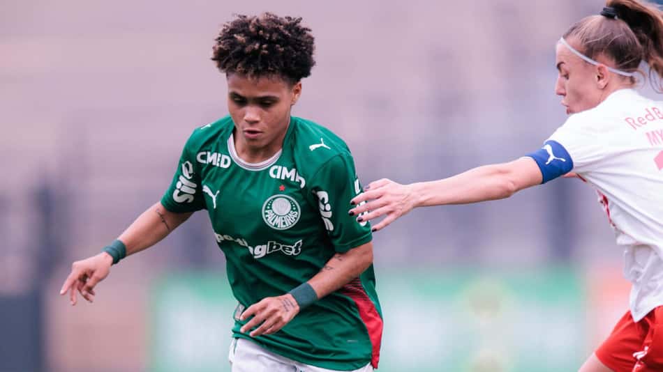 Greicy correndo saindo da marcação em jogo contra o Bragantino
