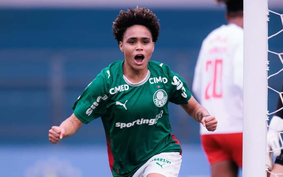 Greicy comemorando gol pelo Palmeiras contra o Bragantino, correndo e vibrando