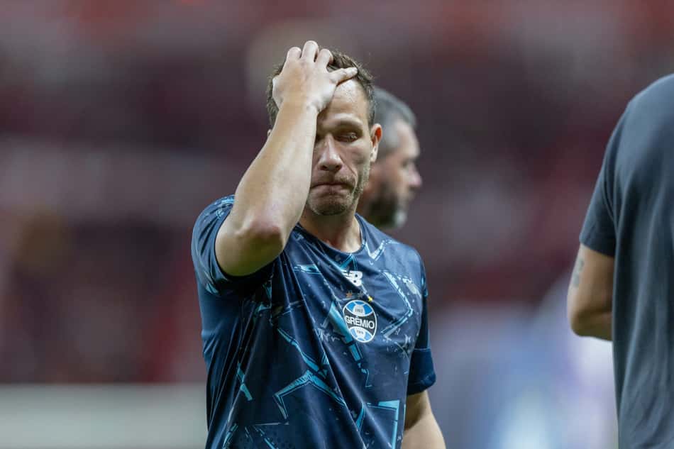 Arthur com a mão no cabelo