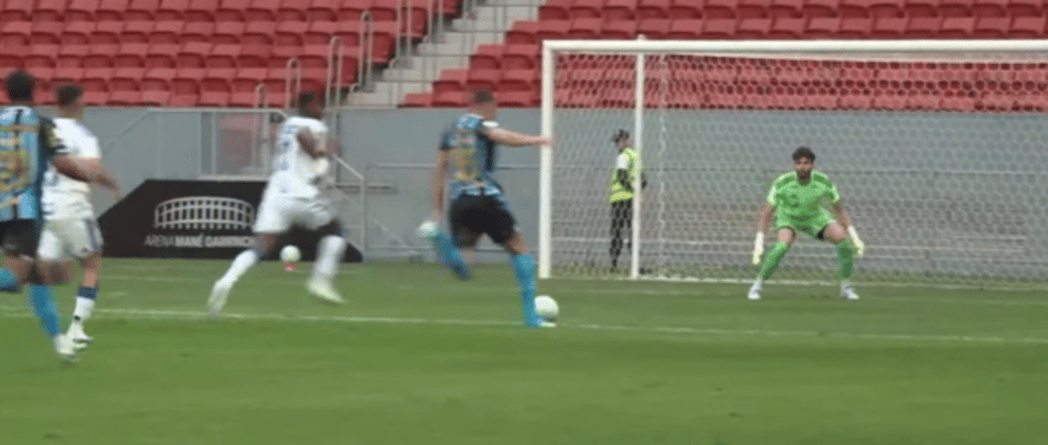 Carlos Vinicius deslocou Otávio em Grêmio x Cruzeiro