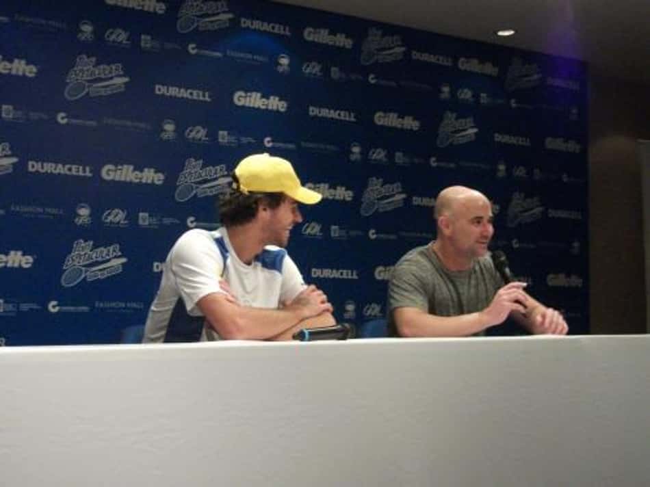 Guga Kuerten e Andre Agassi em coletiva no Maracanãzinho em 2010