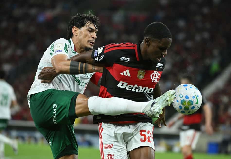 Gustavo Gómez em ação em Palmeiras x Flamengo pelo Brasileirão