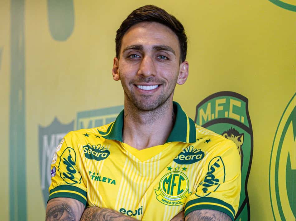 O atacante Gustavo Mosquito, com os braços cruzados, em anúncio do Mirassol