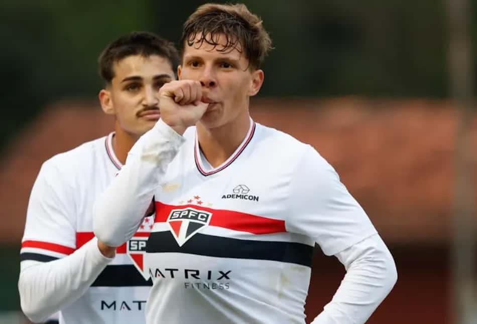 Gustavo Santana com a camisa do São Paulo