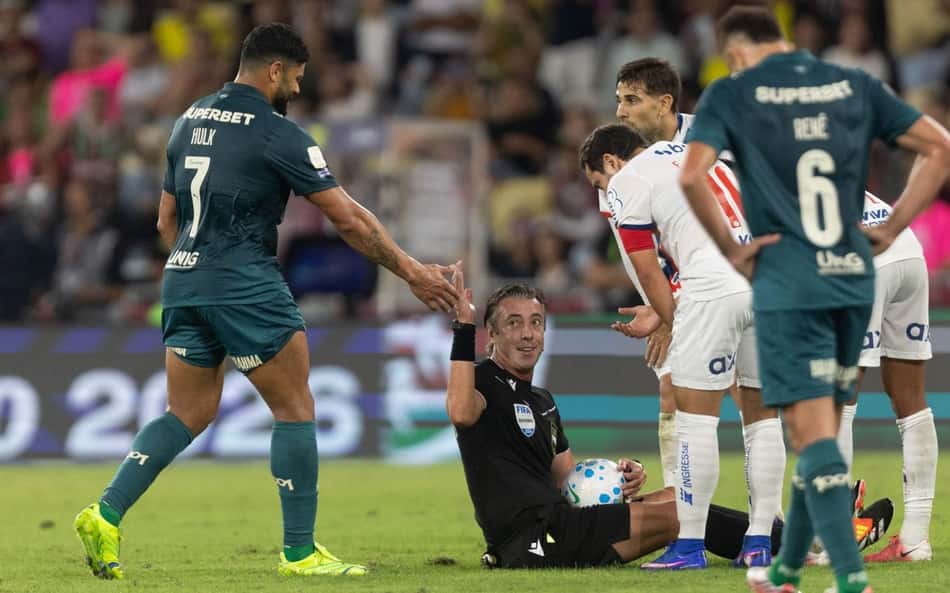 Hulk dando a mão para Raphael Claus em Fluminense x Bahia