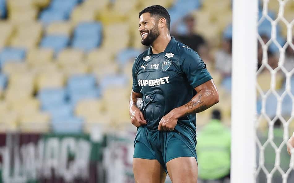 Hulk, do Fluminense, puxando o short