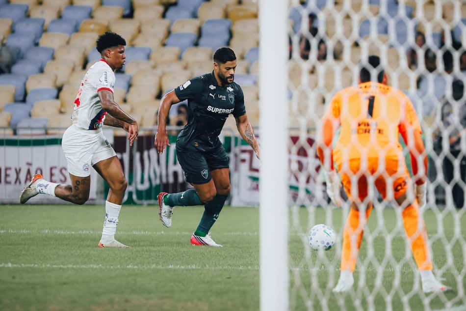 Hulk, do Fluminense, correndo contra o Bahia no Matracanã