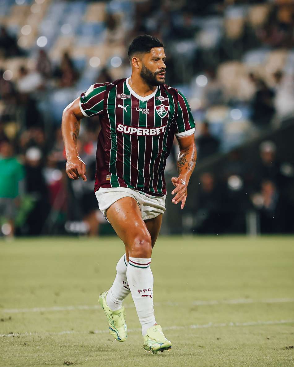 Hulk atuando com a camia do Fluminense no Maracanã