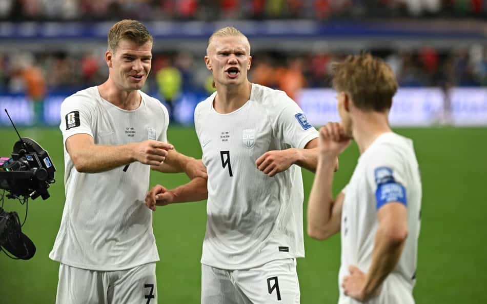 Haaland, Sorloth e Odegaard conversam em campo após classificação da Noruega contra Costa do Marfim na Copa do Mundo
