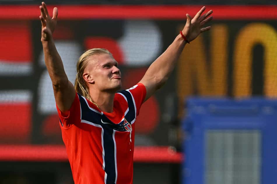 Haaland comemorando a vitória da Noruega após a eliminação da Seleção Brasileira na Copa