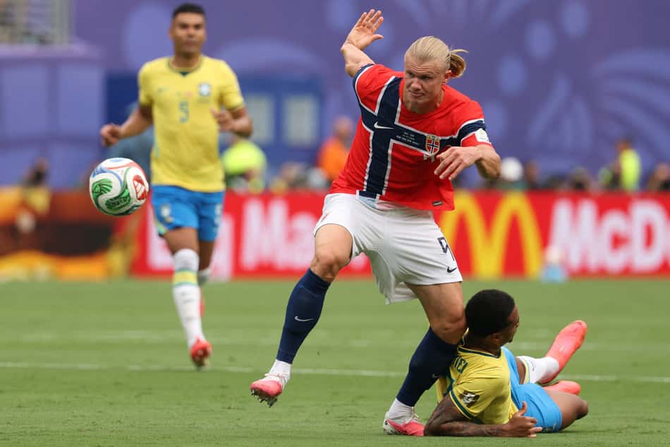Haaland deixa Gabriel Magalhães no chão durante Brasil x Noruega pelas oitavas de final da Copa do Mundo 2026