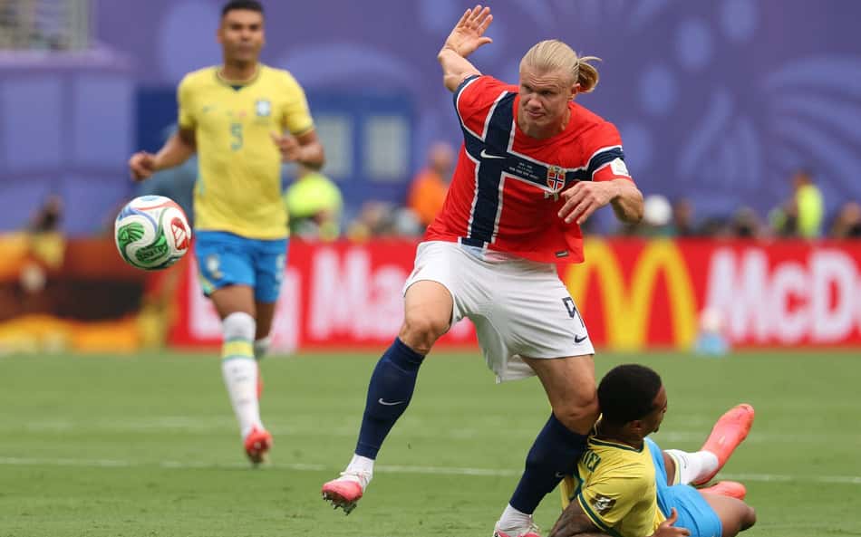 Haaland deixa Gabriel Magalhães no chão durante Brasil x Noruega pelas oitavas de final da Copa do Mundo 2026