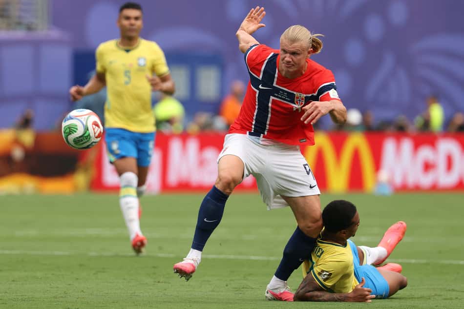 Haaland deixa Gabriel Magalhães no chão durante Brasil x Noruega pelas oitavas de final da Copa do Mundo 2026