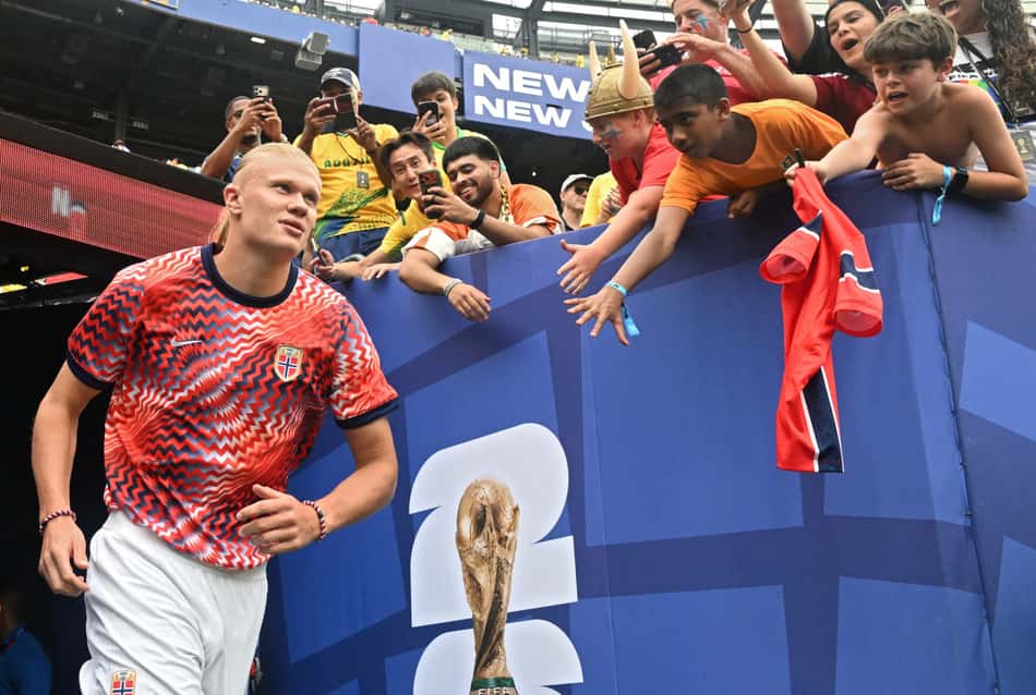 Haaland entrando no gramado do MetFlife Stadium antes de Brasil x Noruega