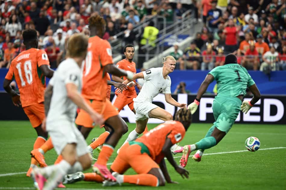 Diante da defesa da Costa do Marfim batida, o atacante Haaland toca para marcar o gol da vitória da Noruega sobre a Costa do Marfim na Copa do Mundo