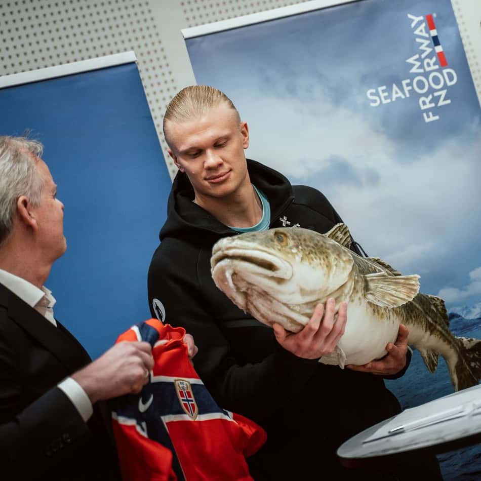 Haaland segurando um peixe nativo da Noruega (Foto: Reprodução / Norwegian Seafood Council)