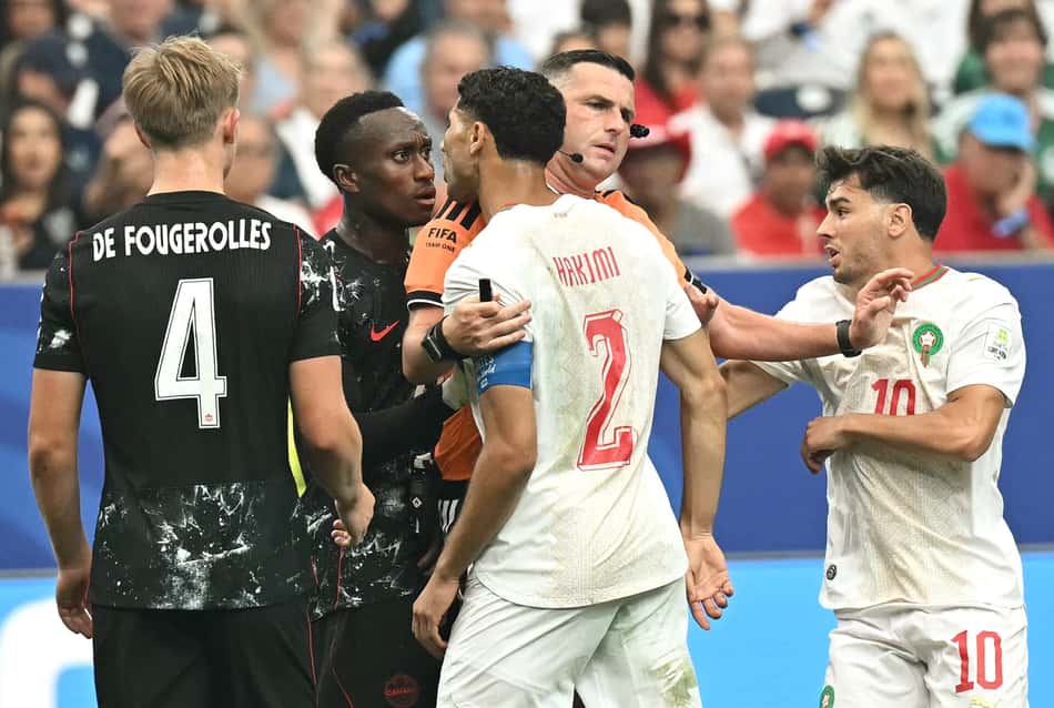 Hakimi em discussão durante oitavas de final da Copa do Mundo, entre Marrocos e Canadá (Foto: Paul ELLIS / AFP)