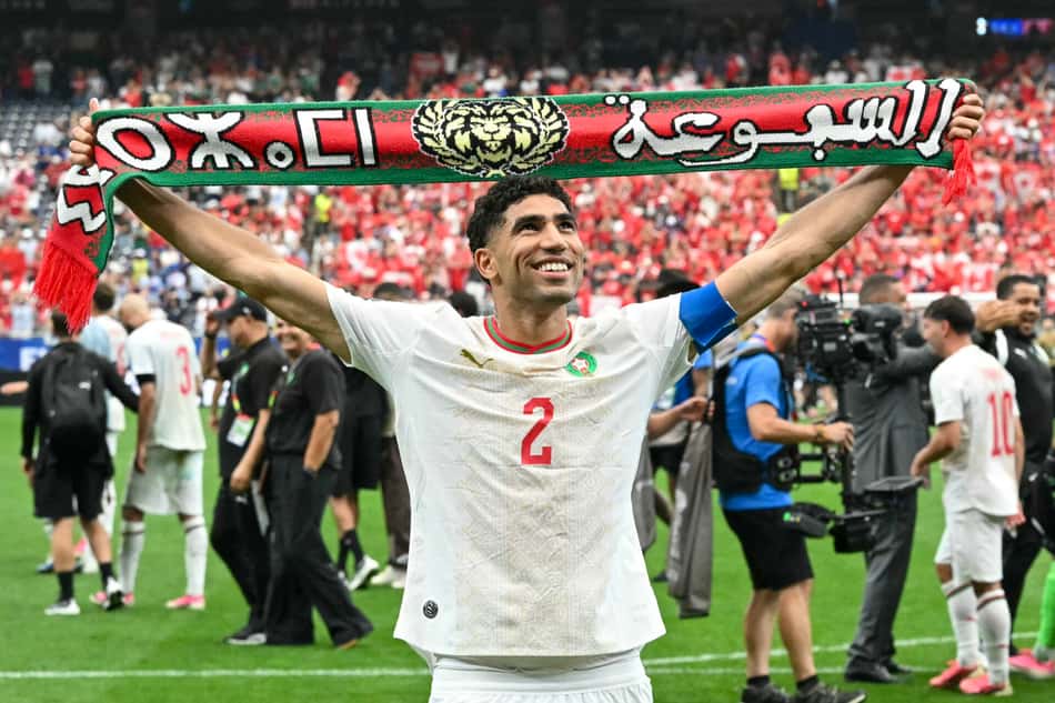 Hakimi na comemoração após vitória de Marrocos sobre Canadá nas oitavas da Copa do Mundo (Foto: RONALDO SCHEMIDT / AFP)