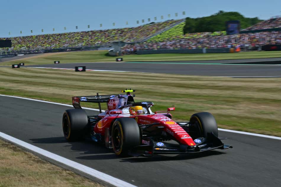 Lewis Hamilton deixa a pista durante a classificação da sprint antes do GP da Inglaterra na F1 2026