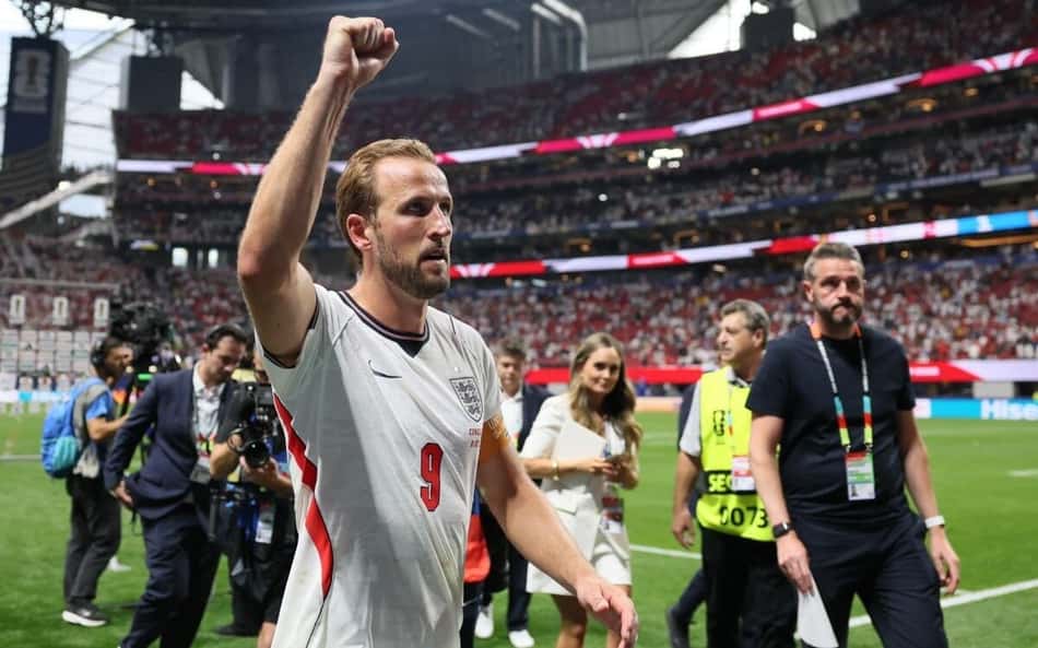 Kane valoriza paciência e celebra reação da Inglaterra: 'Momento de herói'