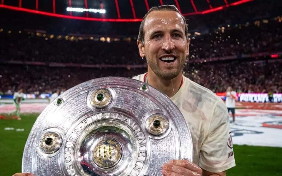 Harry Kane levanta troféu da Bundesliga com o Bayern, o primeiro título da sua carreira