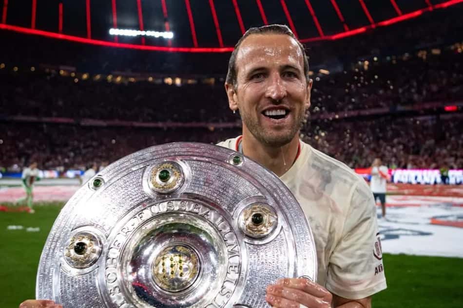 Harry Kane levanta troféu da Bundesliga com o Bayern, o primeiro título da sua carreira