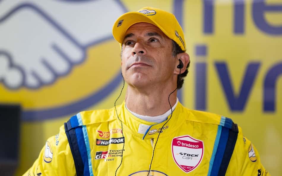 Helio Castroneves com a roupa e boné da Mercado Livre Racing