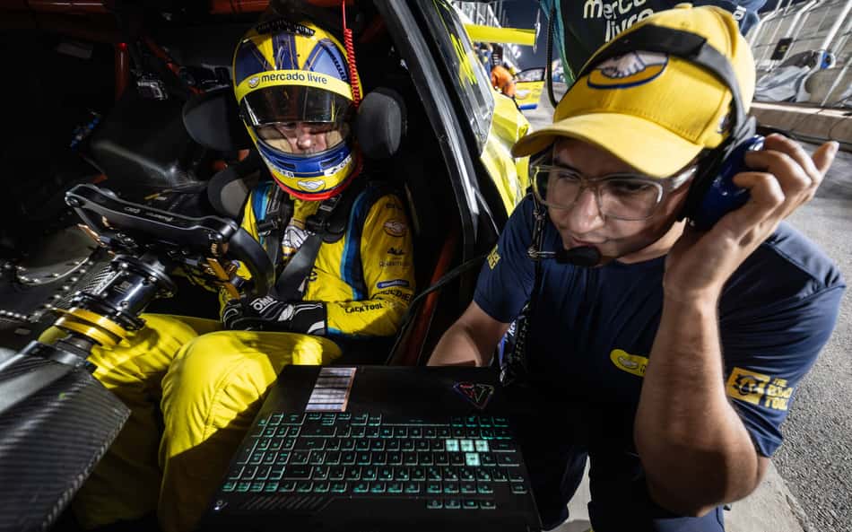 Helio Castroneves recebe informações técnicas de sua equipe na Stock Car