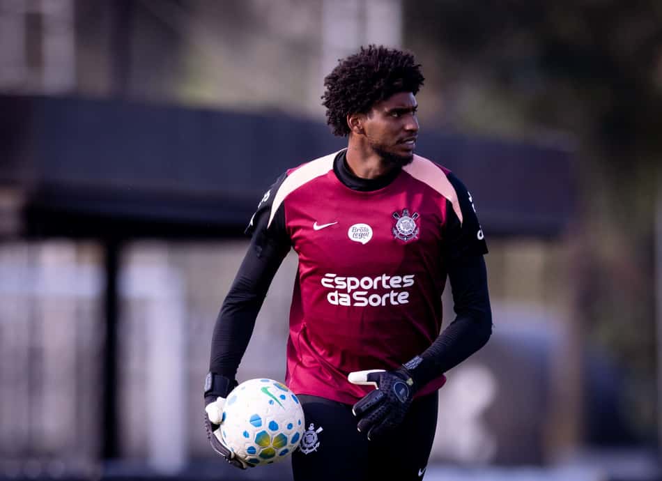 Hugo Souza durante treino pelo Corinthians