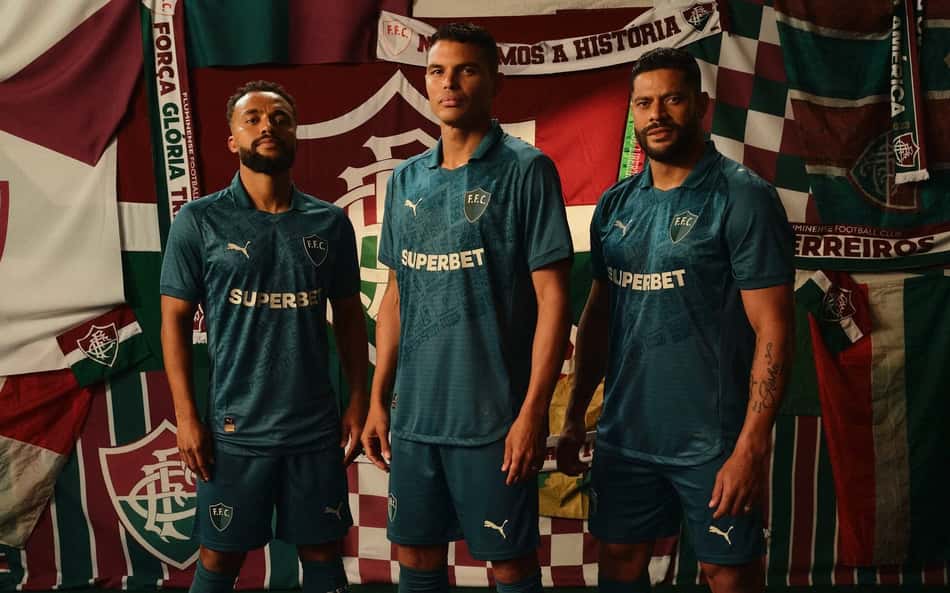 Hulk, Thiago Silva e Samuel Xavier posam com a nova camisa do Fluminense