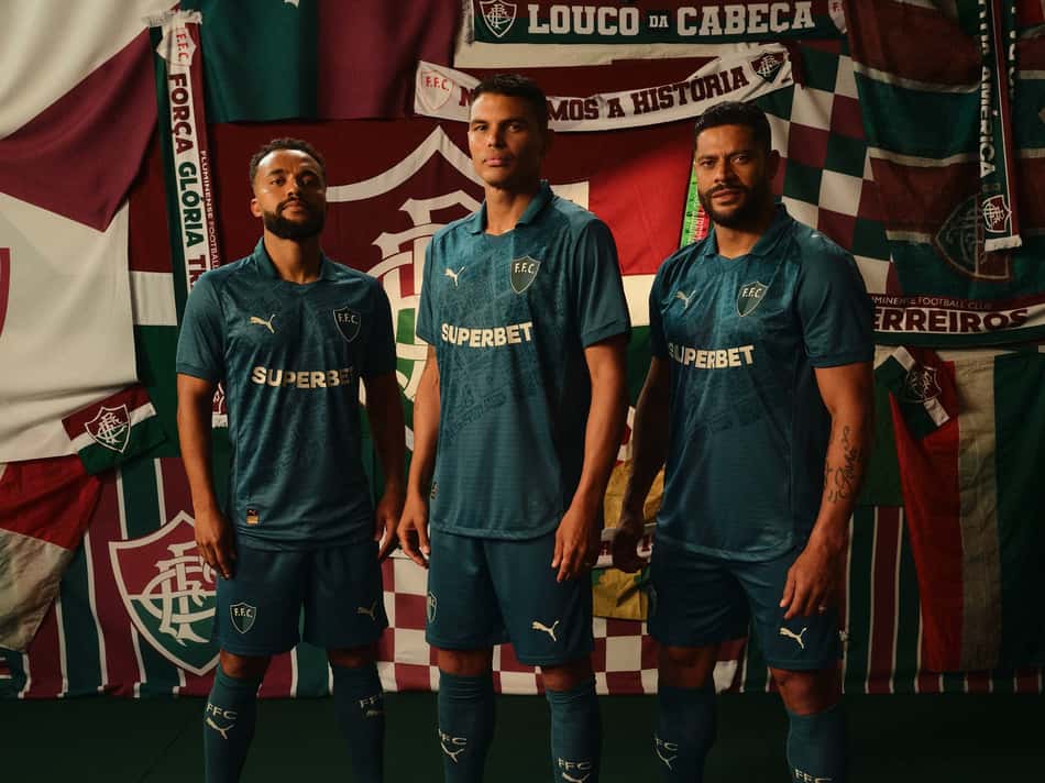 Hulk, Thiago Silva e Samuel Xavier posam com a nova camisa do Fluminense
