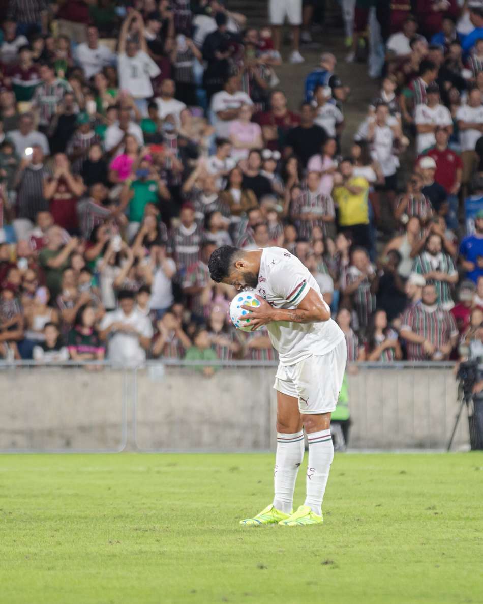 Hulk beija bola antes de bater pênalti no Fluminense