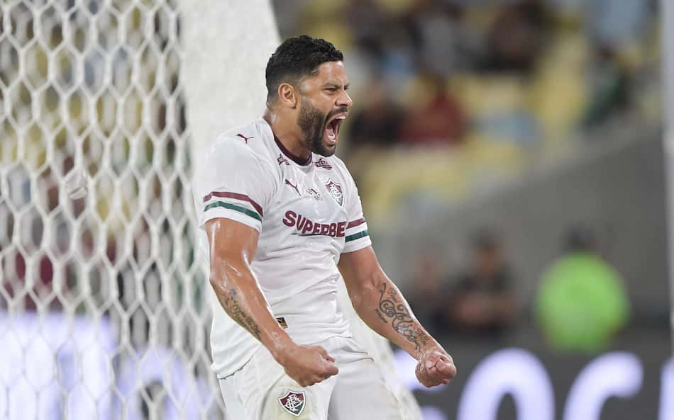 Hulk comemora gol pelo Fluminense contra o Bahia