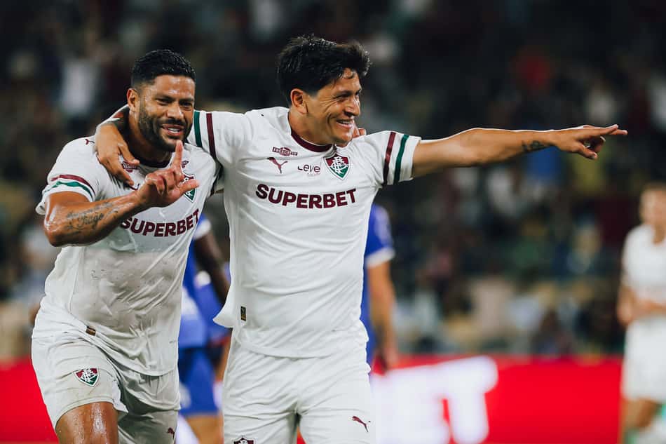 Hulk e Cano comemoram gol do Fluminense juntos